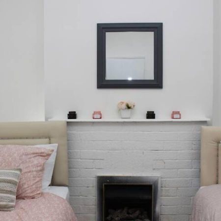 Вилла Newly Refurbished 3 Bed 2.5 Bath House In Staines Экстерьер фото
