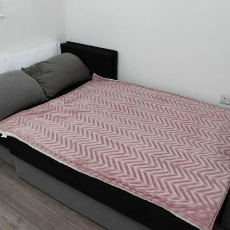 Вилла Newly Refurbished 3 Bed 2.5 Bath House In Staines Экстерьер фото