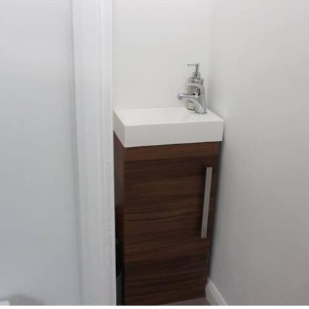 Вилла Newly Refurbished 3 Bed 2.5 Bath House In Staines Экстерьер фото