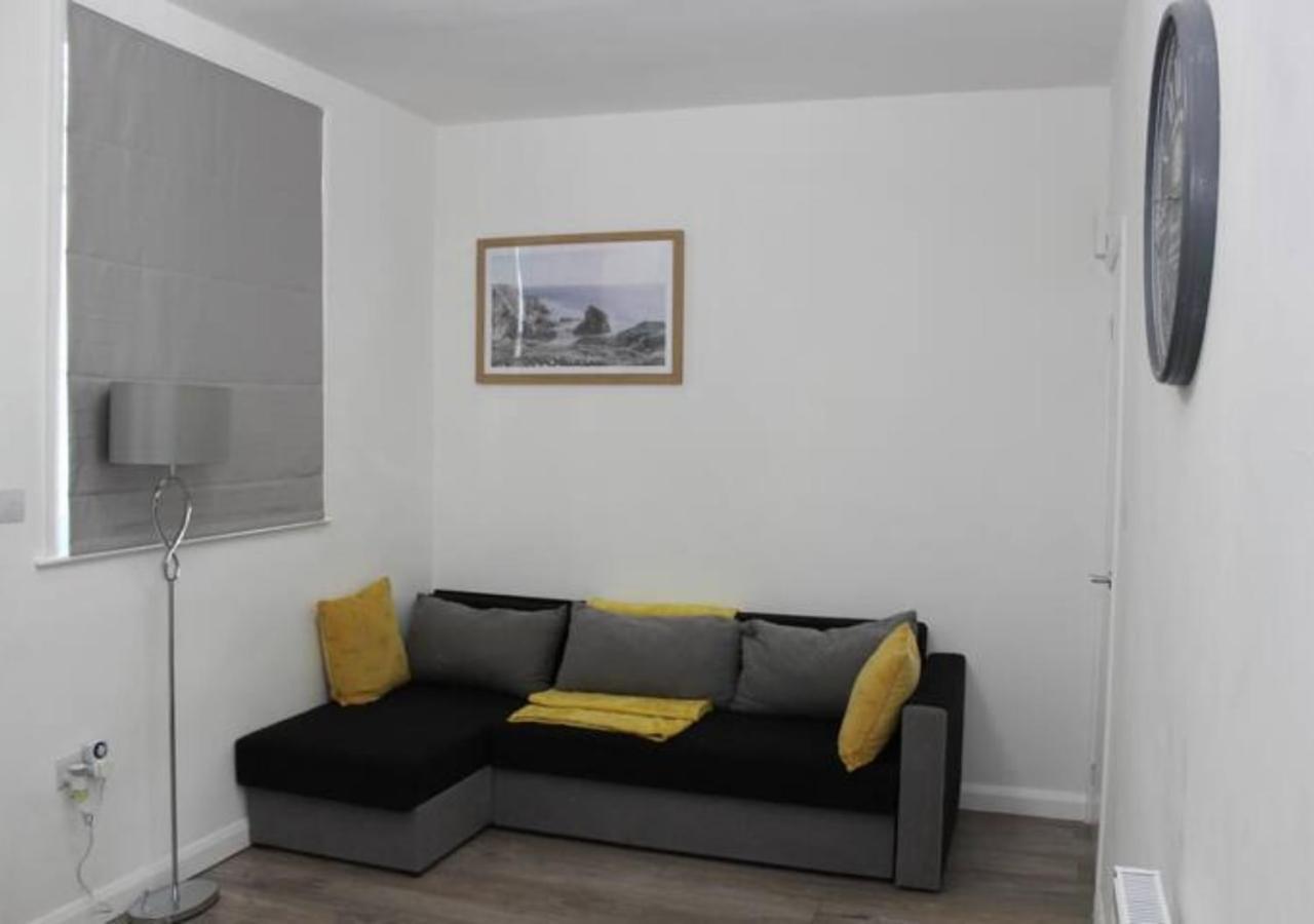 Вилла Newly Refurbished 3 Bed 2.5 Bath House In Staines Экстерьер фото