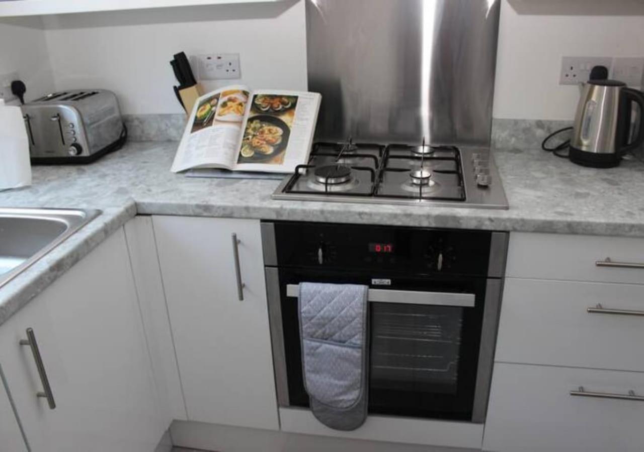 Вилла Newly Refurbished 3 Bed 2.5 Bath House In Staines Экстерьер фото