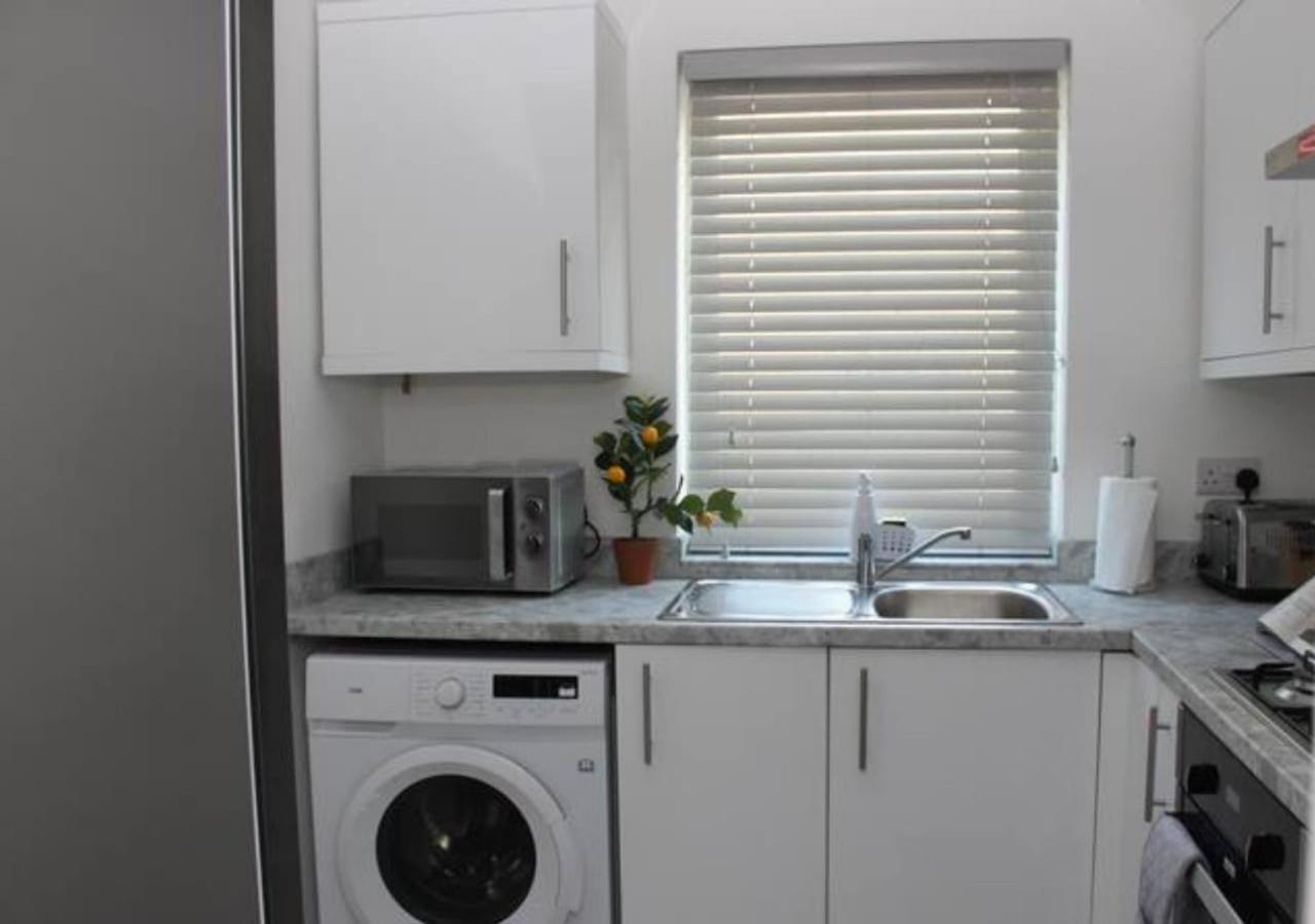 Вилла Newly Refurbished 3 Bed 2.5 Bath House In Staines Экстерьер фото
