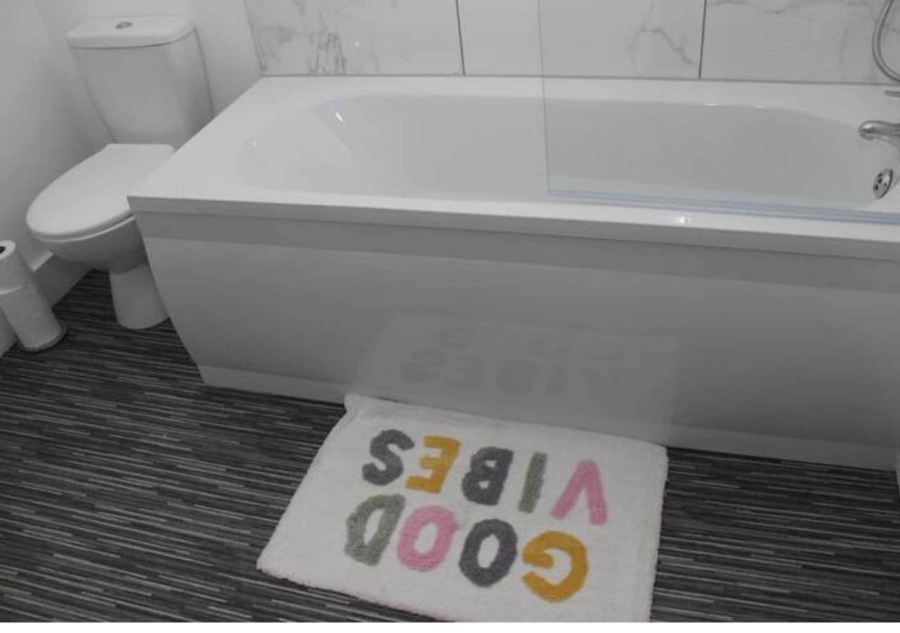 Вилла Newly Refurbished 3 Bed 2.5 Bath House In Staines Экстерьер фото