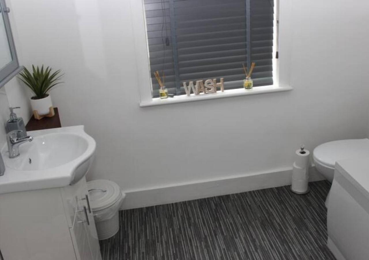 Вилла Newly Refurbished 3 Bed 2.5 Bath House In Staines Экстерьер фото